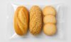 Pane e biscotti confezionati in sacchetto flow-pack trasparente